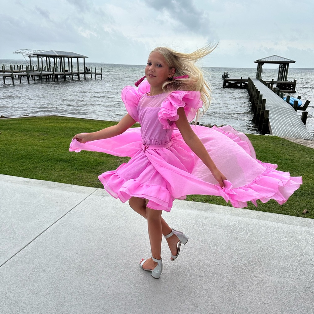 Beautiful dress with detachable cape, pink, size girls 10-12.